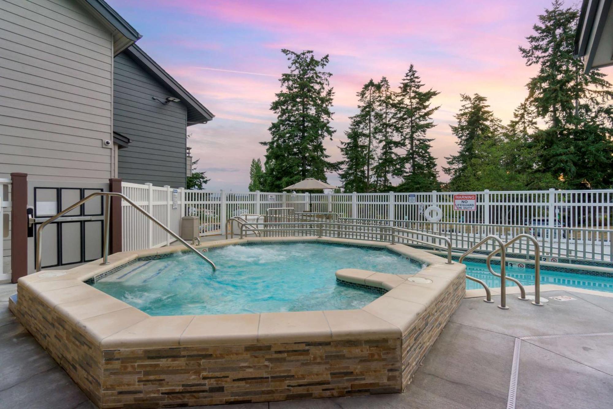 Best Western Plus Oak Harbor Hotel and Conference Center Buitenkant foto