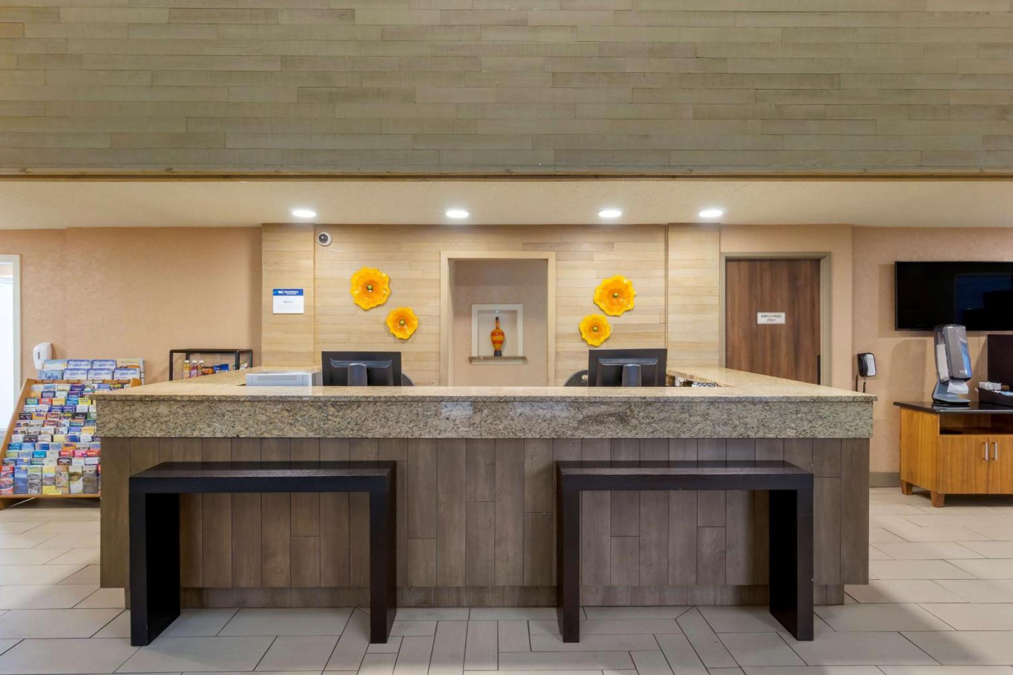 Best Western Plus Oak Harbor Hotel and Conference Center Buitenkant foto