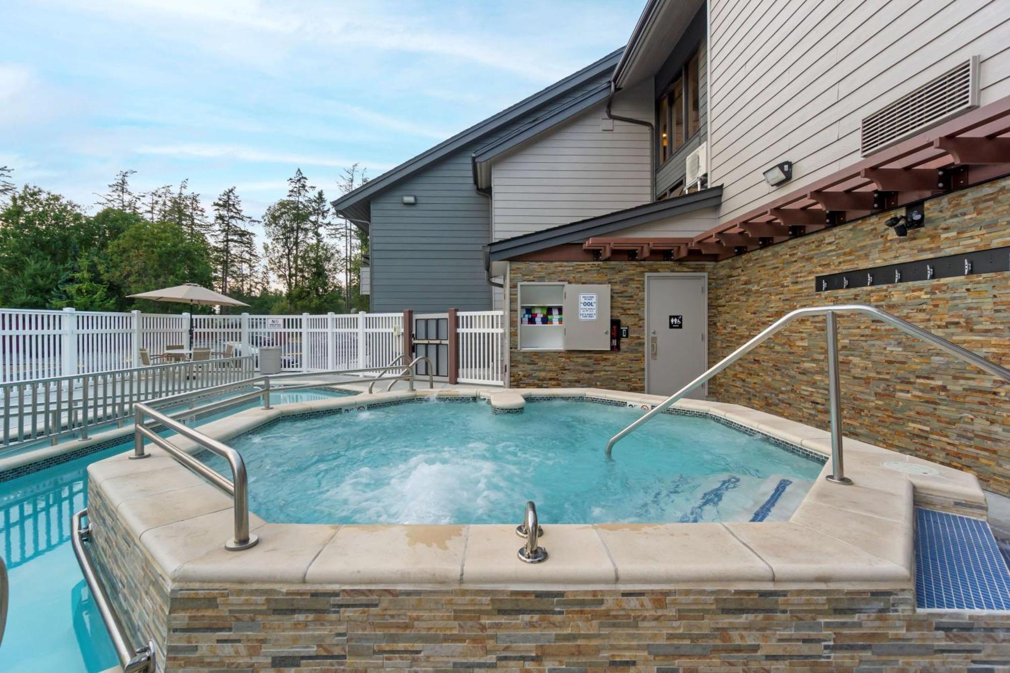 Best Western Plus Oak Harbor Hotel and Conference Center Buitenkant foto
